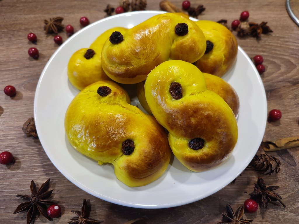 Lussekatter (schwedisches Hefegebäck mit Safran)